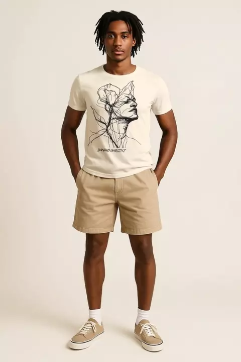 Model mit weißem T-Shirt mit Design Druck eines Kopfes in Line Art